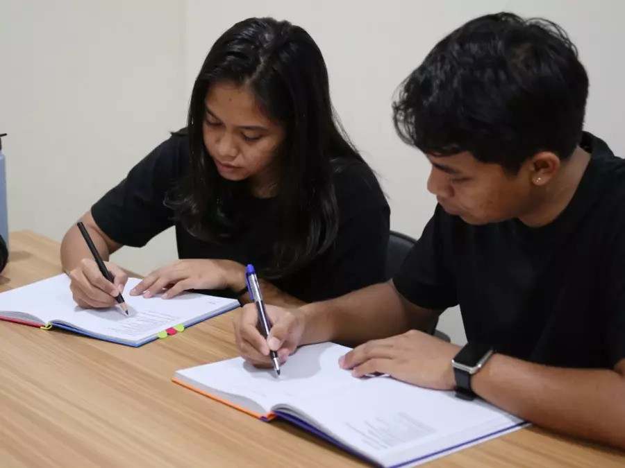 Siswa membuat pelacak persyaratan IELTS universitas