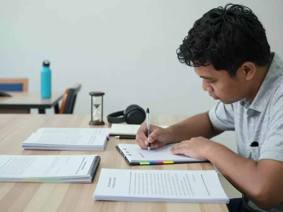 Bagan Tugas Akademik IELTS 1 dengan tren yang disorot dan poin data yang dipilih