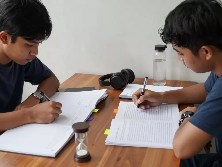 Guru IELTS mendiskusikan struktur esai dan respons tugas dengan pelajar