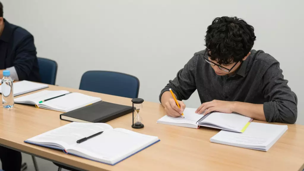 이주 및 취업 준비 과정을 계획하는 성인 IELTS 일반 교육 지원자