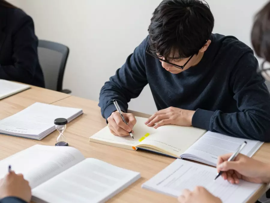 균형 잡힌 코스 시스템으로 배열된 4개의 IELTS 모듈 폴더