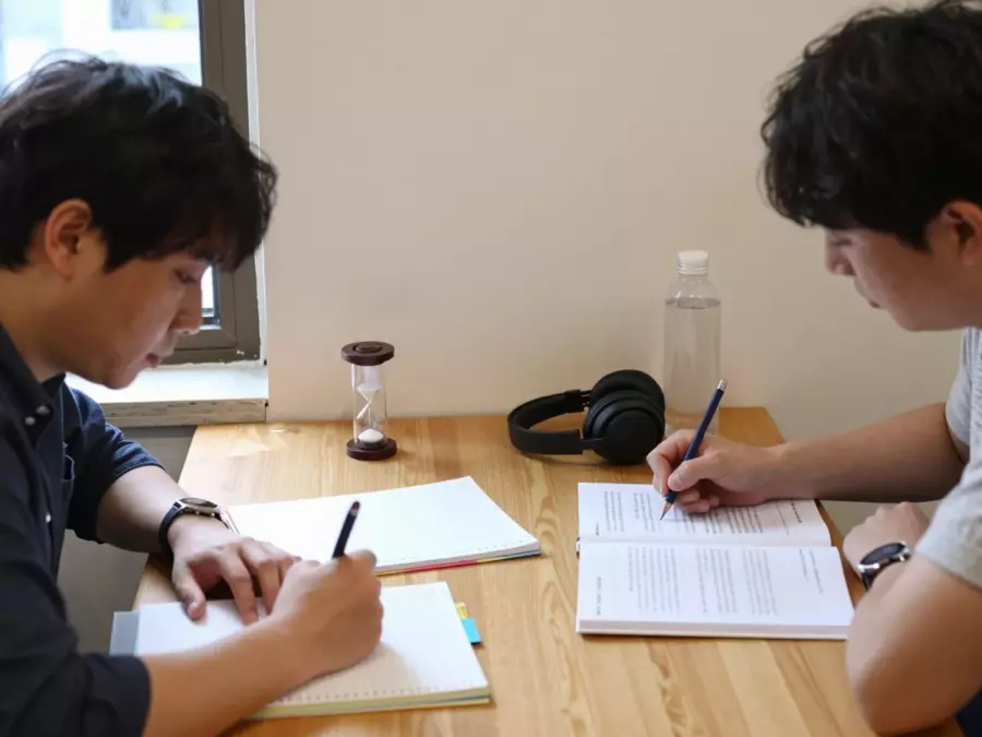 즉각적인 메모, 문단 지도 및 수정본 확인이 포함된 IELTS 작문 작업 계획