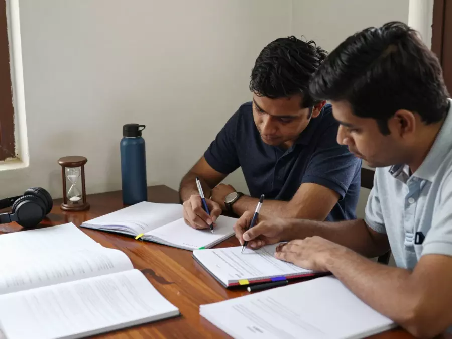 चारवटा IELTS मोड्युल फोल्डरहरू सन्तुलित पाठ्यक्रम प्रणालीको रूपमा व्यवस्थित गरिएको