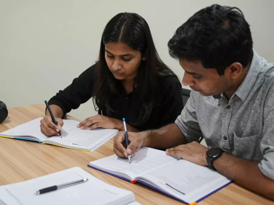 विश्वविद्यालय IELTS आवश्यकता ट्र्याकर सिर्जना गर्ने विद्यार्थी
