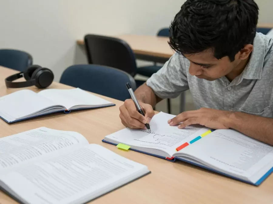IELTS लेखन रिभिजन लूप ड्राफ्ट समीक्षा पुन:लेखन र समयबद्ध पुन: परीक्षणको साथ