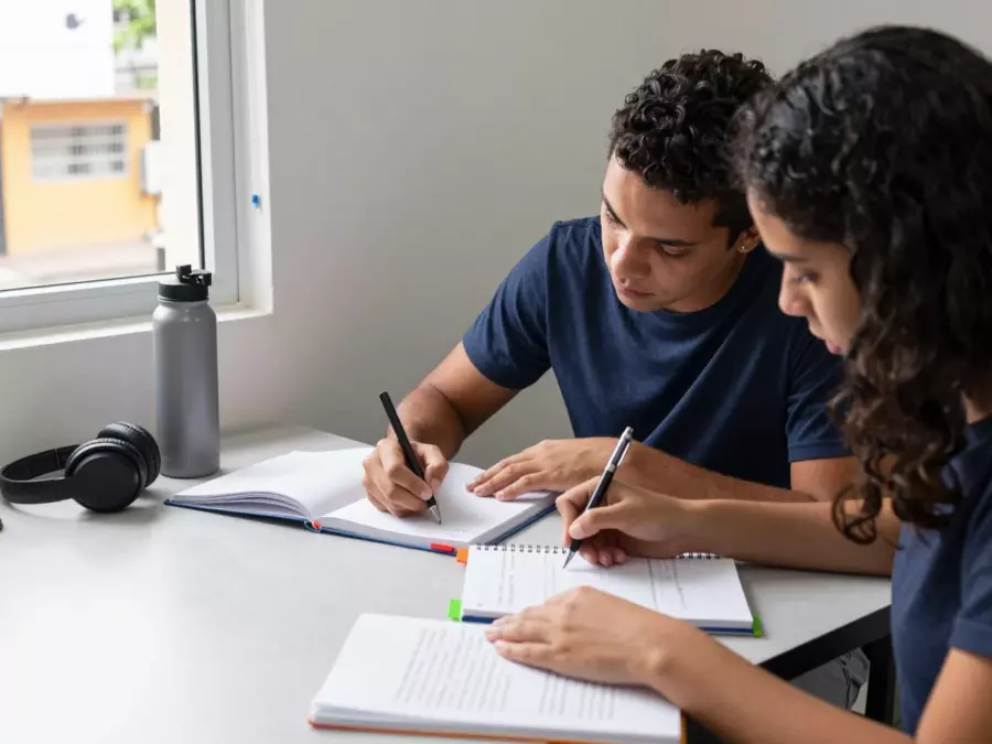 Folha de planejamento da Tarefa 1 do IELTS comparando a redação do gráfico acadêmico e a redação da carta do Treinamento Geral