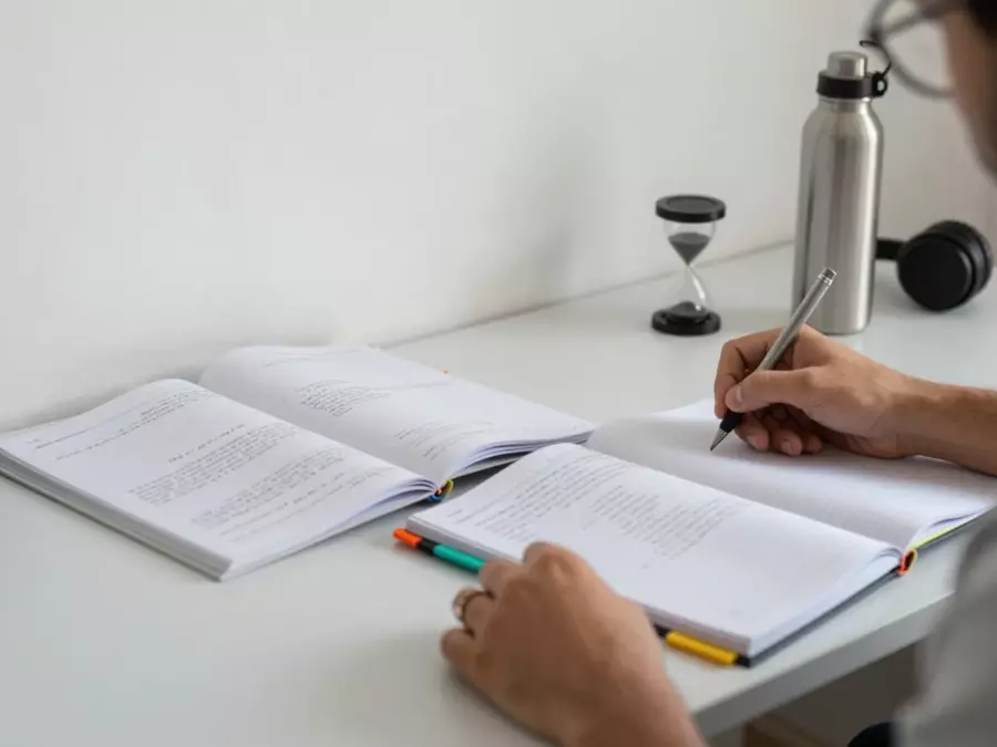 Plano de ensaio da Tarefa 2 do IELTS com verificações de tese e parágrafo do corpo