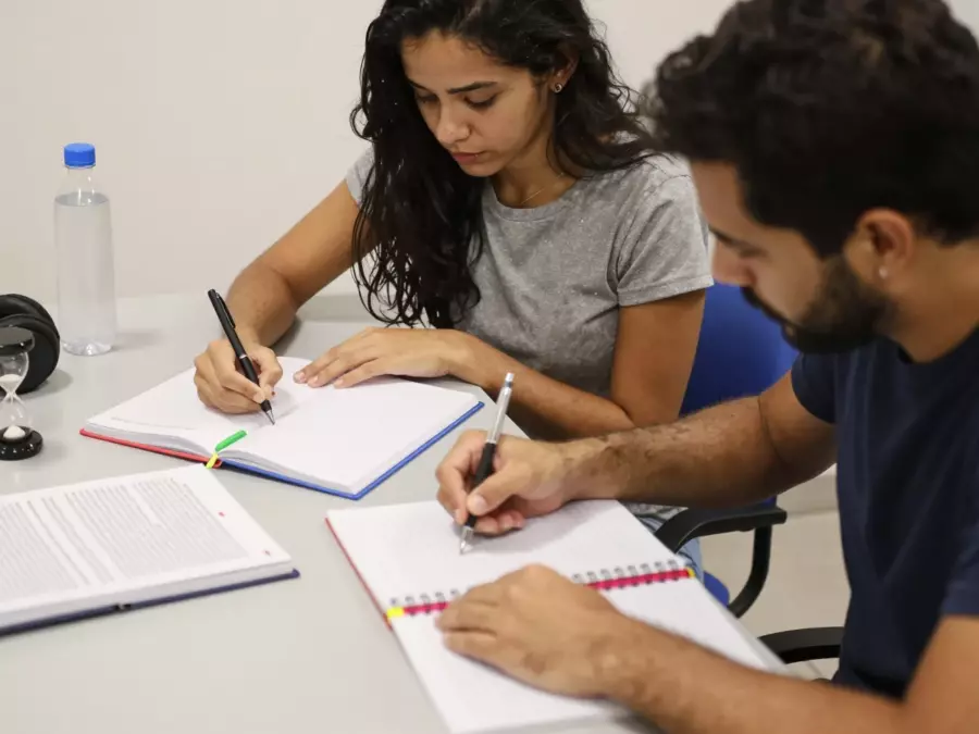 Aluno do IELTS combinando os tópicos da lição com vazamentos repetidos de pontuação