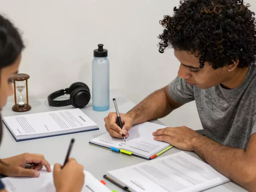Sala de aula pequena do IELTS com alunos seguindo um cronograma de aulas fixo
