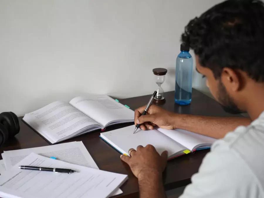 IELTS කාර්ය 2 නිබන්ධනය සහ ශරීර ඡේද පිරික්සුම් සමඟ රචනා සැලැස්ම