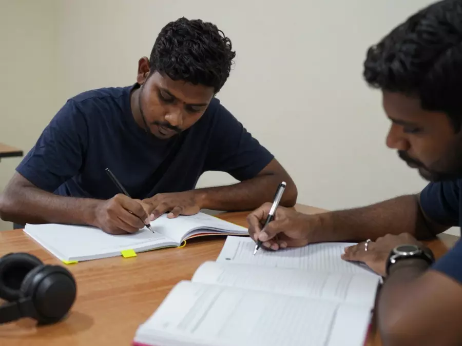 IELTS Task 2 අදහස බැංකුව හිමිකම්, හේතුව, උදාහරණ, සහ අවදානම් තීරු සමග