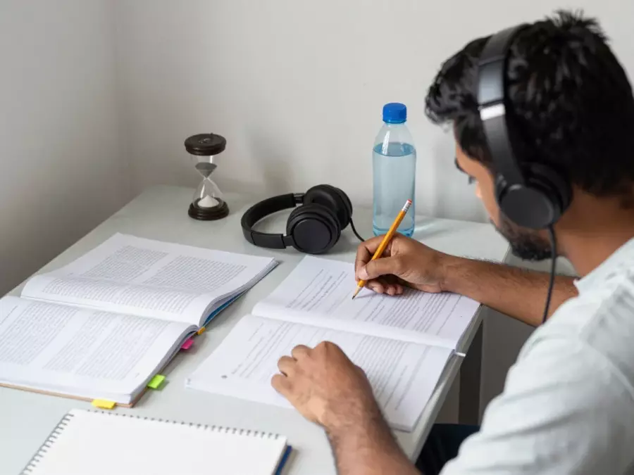 IELTS ඉගෙන ගන්නෙකුට කාලය නියම කර ඇති ද්රව්ය සමඟ කියවීමට සහ ලිවීමට සවන්දීම පුරුදු කරයි