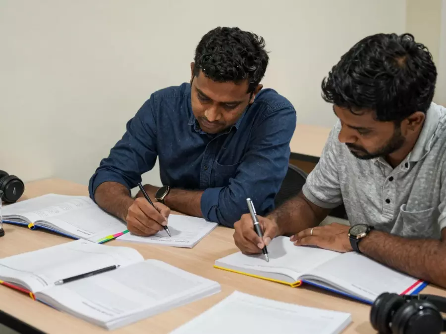 பணி 1 தரவு குறிப்புகள் மற்றும் பணி 2 வாத வரைபடத்துடன் கூடிய IELTS கல்வி எழுதும் திட்டம்
