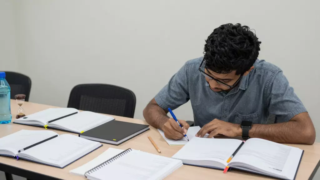 வயது வந்தோருக்கான ஐஇஎல்டிஎஸ் பொதுப் பயிற்சி வேட்பாளர் இடம்பெயர்வு மற்றும் வேலை தயாரிப்பு பாதையைத் திட்டமிடுகிறார்
