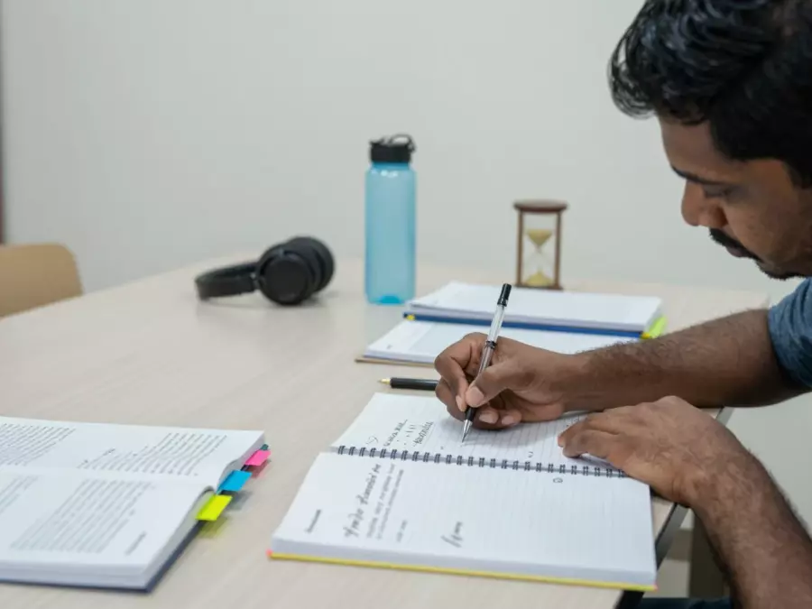 நான்கு IELTS மாட்யூல் கோப்புறைகள் ஒரு சமச்சீர் பாட அமைப்பாக ஏற்பாடு செய்யப்பட்டுள்ளன