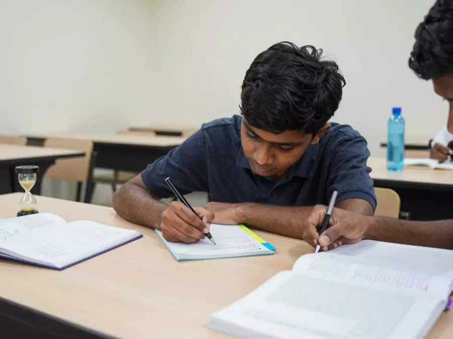 IELTS கற்றல் பாடத் தலைப்புகளை மீண்டும் மீண்டும் மதிப்பெண் கசிவுகளுக்குப் பொருத்துகிறது