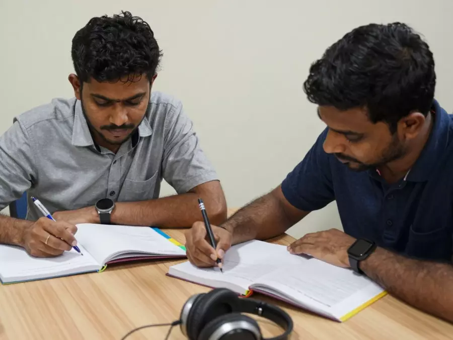 பல்கலைக்கழக IELTS தேவை கண்காணிப்பாளரை உருவாக்கும் மாணவர்