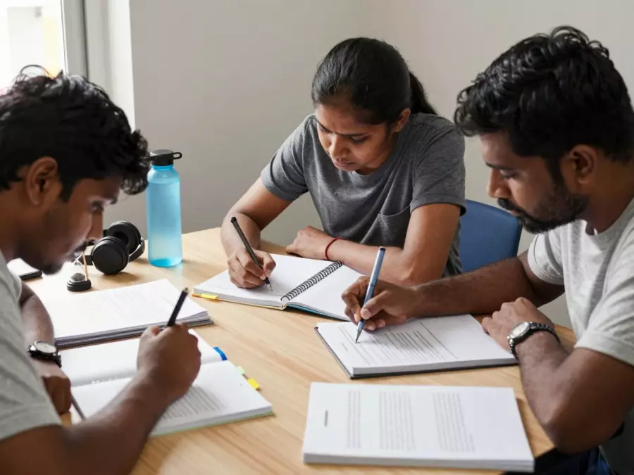 IELTS அகாடமிக் டாஸ்க் 1 விளக்கப்படம் தனிப்படுத்தப்பட்ட போக்குகள் மற்றும் தேர்ந்தெடுக்கப்பட்ட தரவுப் புள்ளிகளுடன் சரிபார்ப்பு