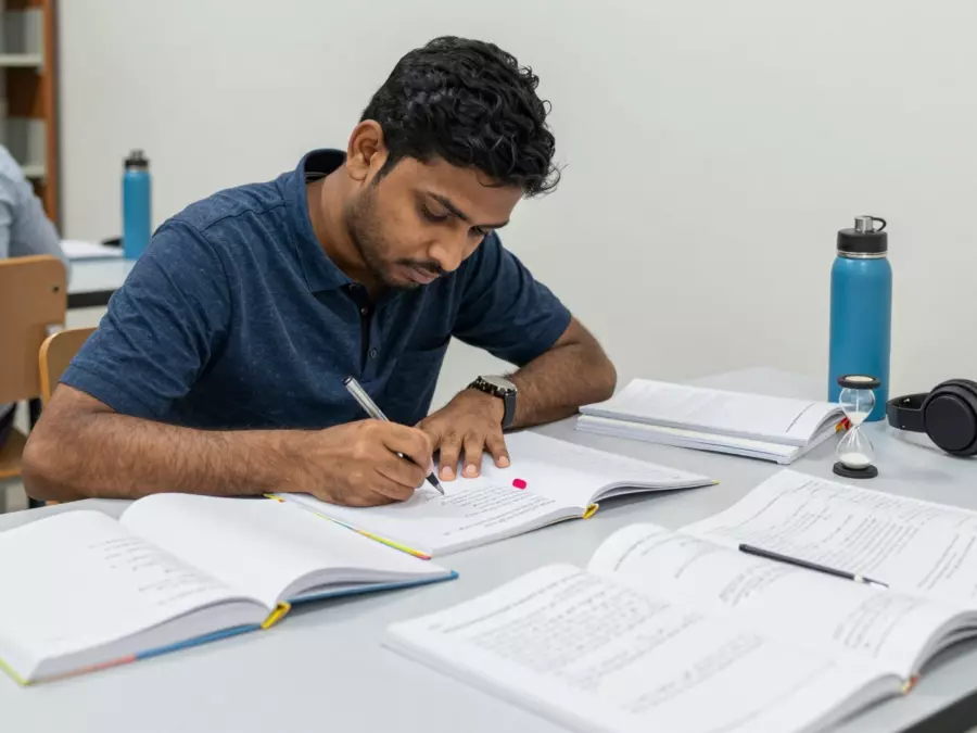 IELTS எழுதுதல் மற்றும் பேசுதல் ப்ராம்ட் கார்டுகளைச் சுற்றி அமைக்கப்பட்ட தலைப்பு சொற்களஞ்சியம்