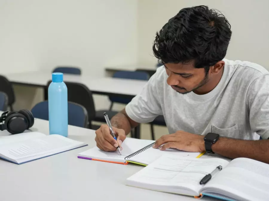 ஒரு நிலையான பாட அட்டவணையைப் பின்பற்றி கற்பவர்களுடன் சிறிய IELTS வகுப்பறை