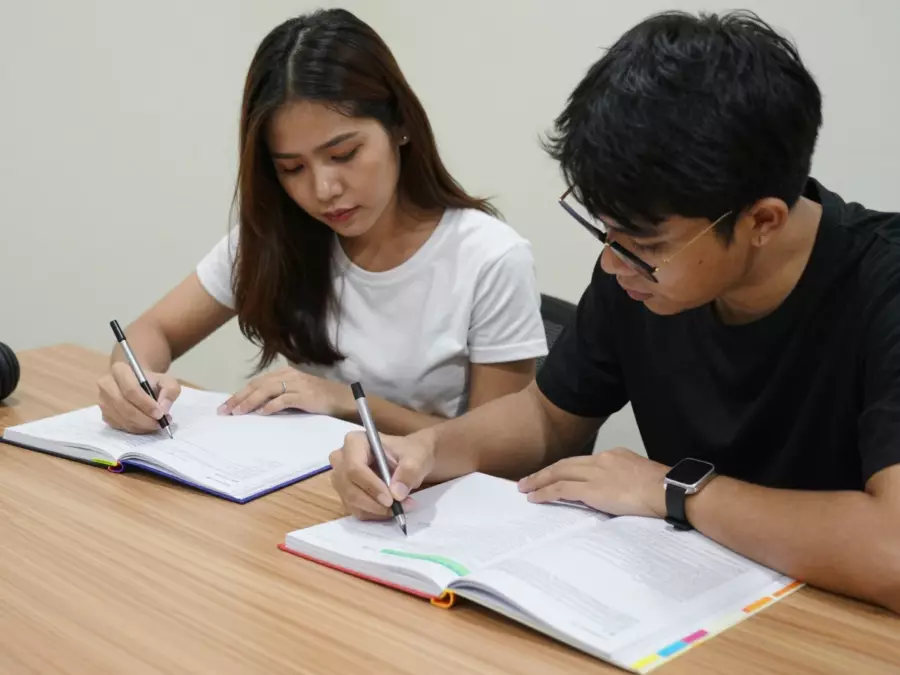 นักเรียนที่สร้างเครื่องมือติดตามข้อกำหนด IELTS ของมหาวิทยาลัย