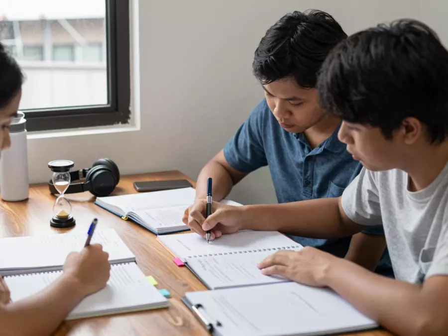 ครู IELTS อภิปรายเกี่ยวกับโครงสร้างเรียงความและการตอบสนองต่องานกับผู้เรียน
