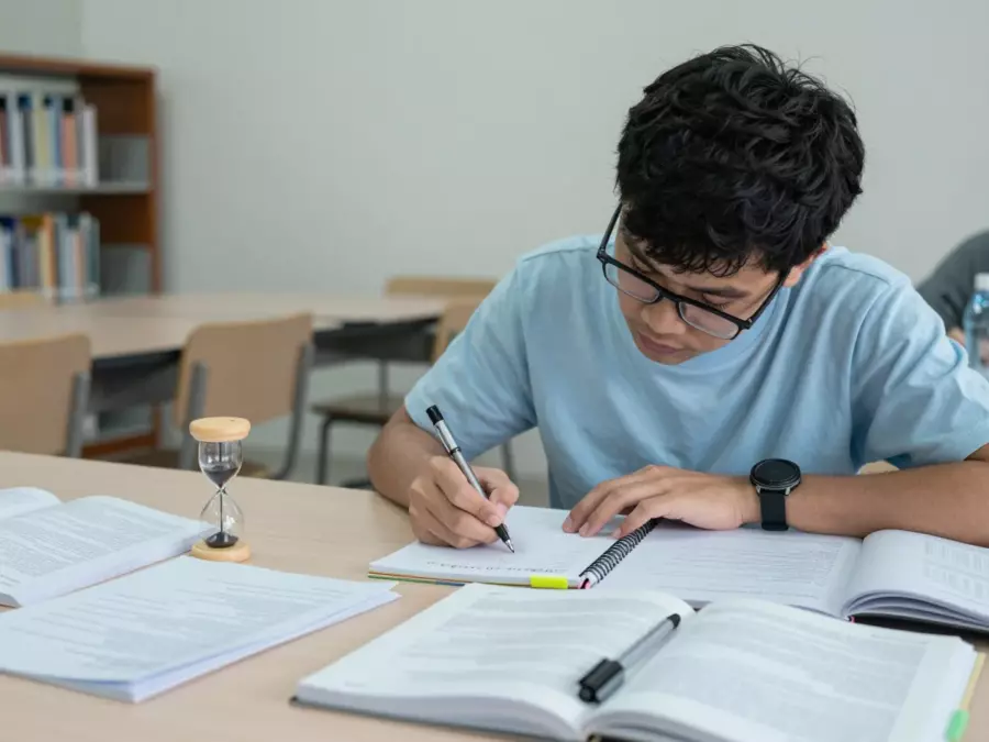 กลุ่มคำศัพท์หัวข้อที่จัดเรียงตามบัตรพร้อมท์การเขียนและการพูดของ IELTS