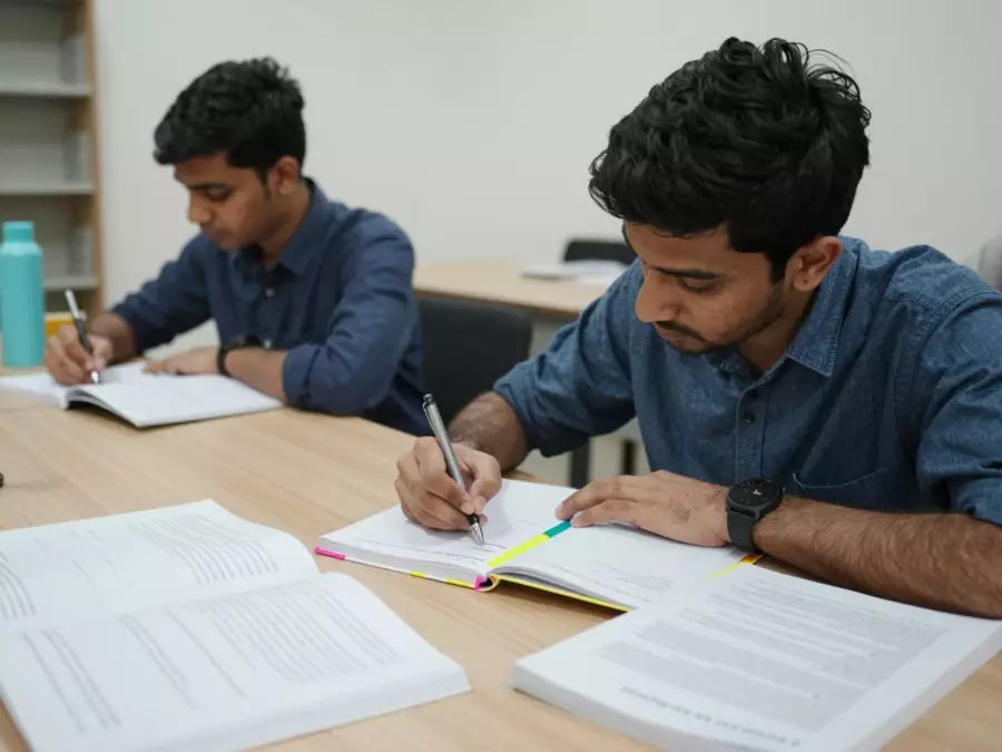 IELTS ٹاسک 1 پلاننگ شیٹ جس میں اکیڈمک چارٹ رائٹنگ اور جنرل ٹریننگ لیٹر رائٹنگ کا موازنہ کیا گیا ہو