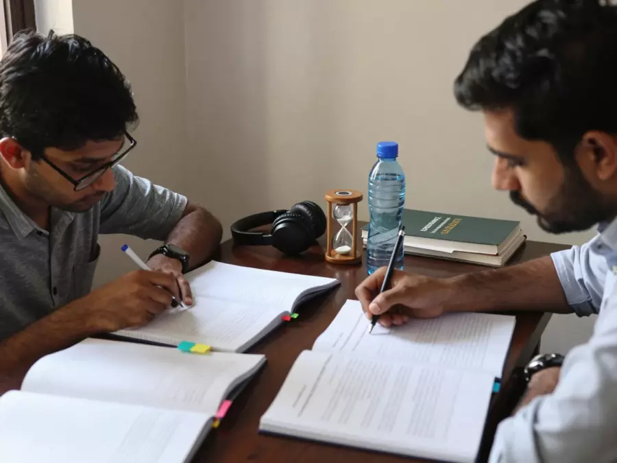 IELTS اکیڈمک ٹاسک 1 چارٹ جس میں نمایاں رجحانات اور منتخب ڈیٹا پوائنٹس ہیں۔