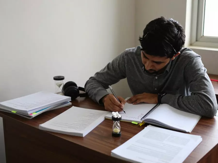 ایک مقررہ سبق کے شیڈول کے بعد سیکھنے والوں کے ساتھ چھوٹا IELTS کلاس روم