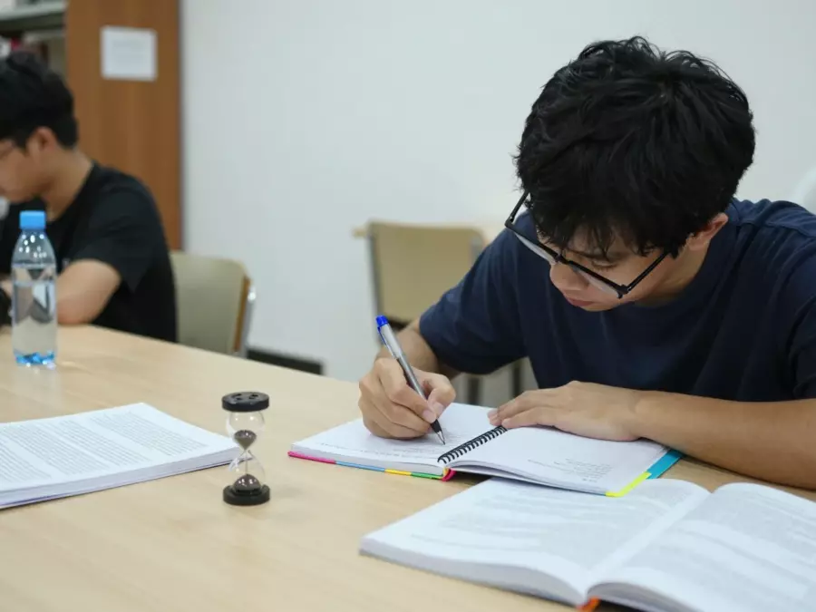 Bốn thư mục học phần IELTS được sắp xếp thành một hệ thống khóa học cân bằng