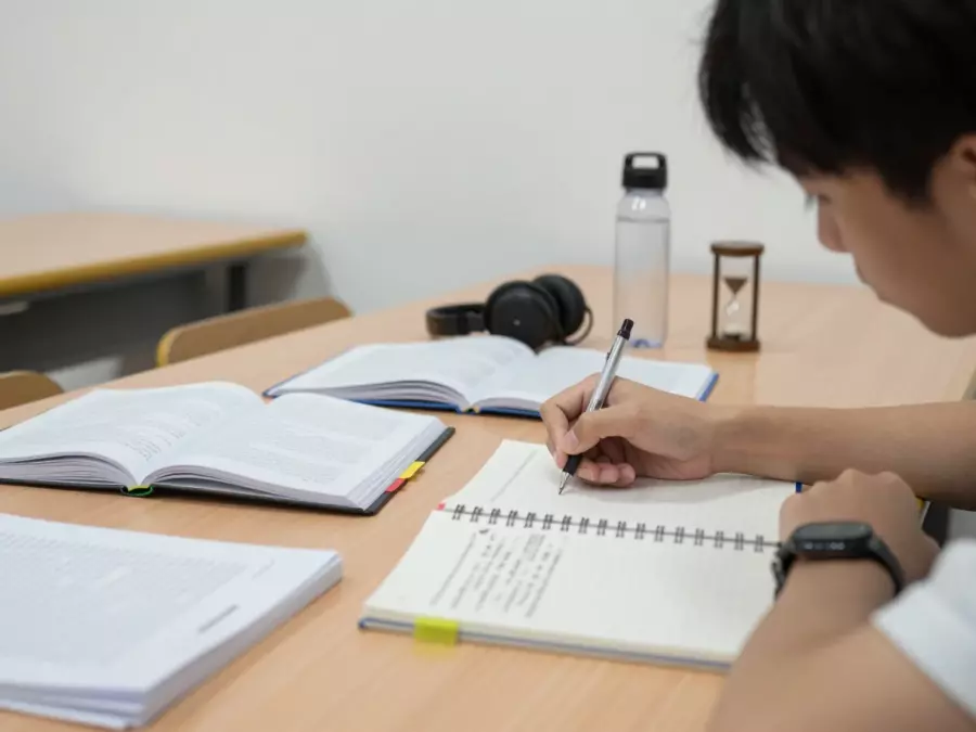 Người học IELTS kết hợp chủ đề bài học với điểm rò rỉ lặp đi lặp lại