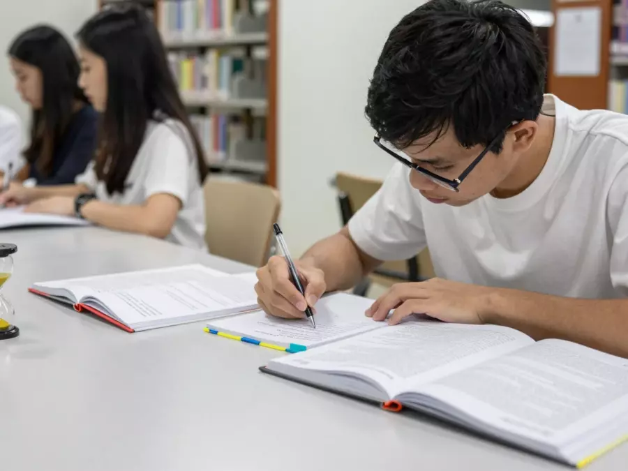 Biểu đồ IELTS Academic Task 1 với các xu hướng nổi bật và các điểm dữ liệu được chọn