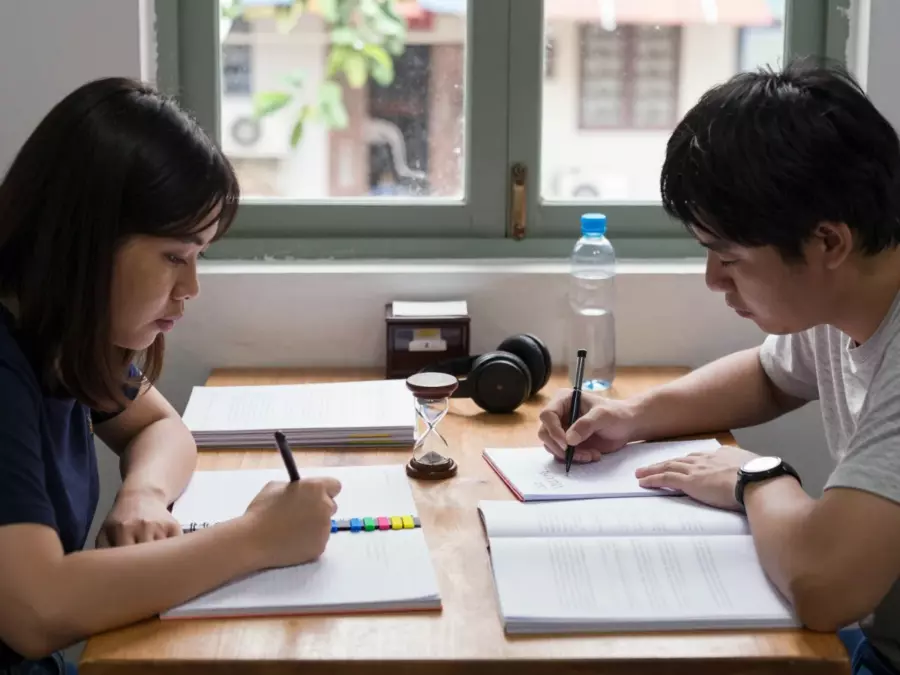 Giáo viên IELTS thảo luận về cấu trúc bài luận và câu trả lời bài tập với người học