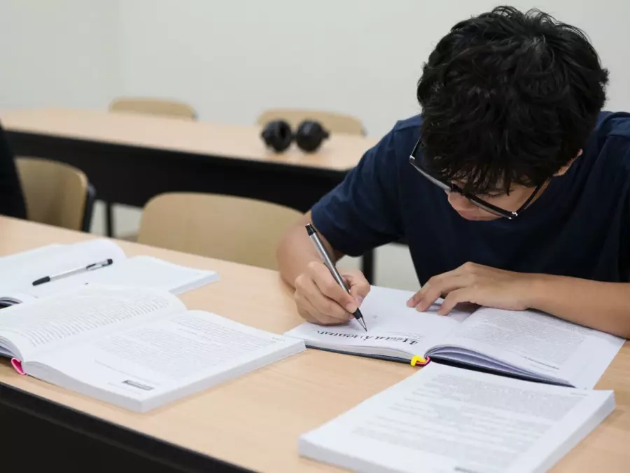 Vòng ôn tập viết IELTS với tính năng viết lại đánh giá bản nháp và kiểm tra lại theo thời gian