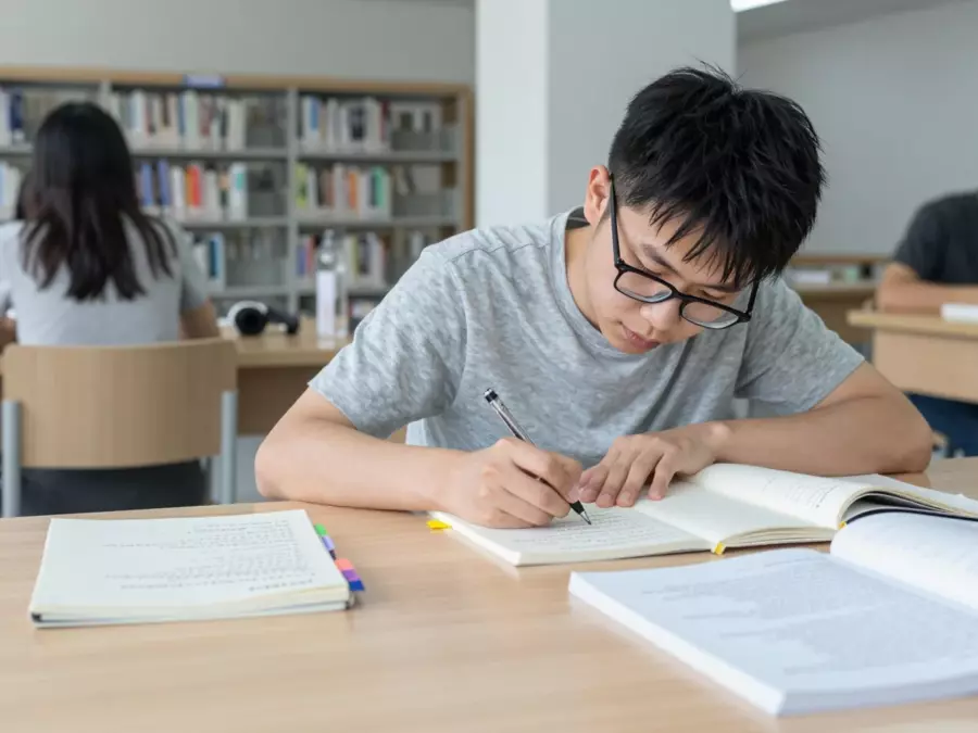 雅思学术任务 1 图表,其中突出显示趋势和选定的数据点